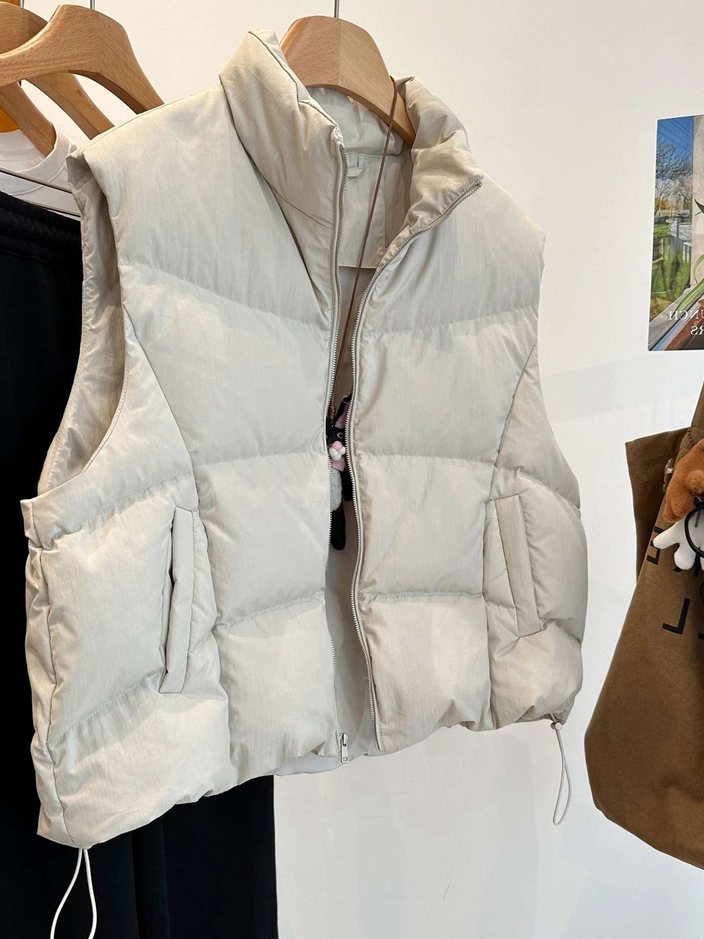 Корейский Sle простой хлопковый жилет с воротником-стойкой, верхняя одежда, женский осенне-зимний дизайн, повседневный универсальный многослойный теплый топ
Корейский Sle простой хлопковый жилет с воротником-стойкой, верхняя одежда, женский осенне-зимний дизайн, повседневный универсальный многослойный теплый топ