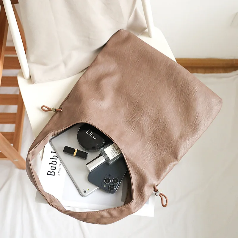 Korean Version Versatile Pleated Tote Women's Bag Retro Casual Soft Leather Single Shoulder Bag Drawstring Handbag
Korean Version Versatile Pleated Tote Women's Bag Retro Casual Soft Leather Single Shoulder Bag Drawstring Handbag