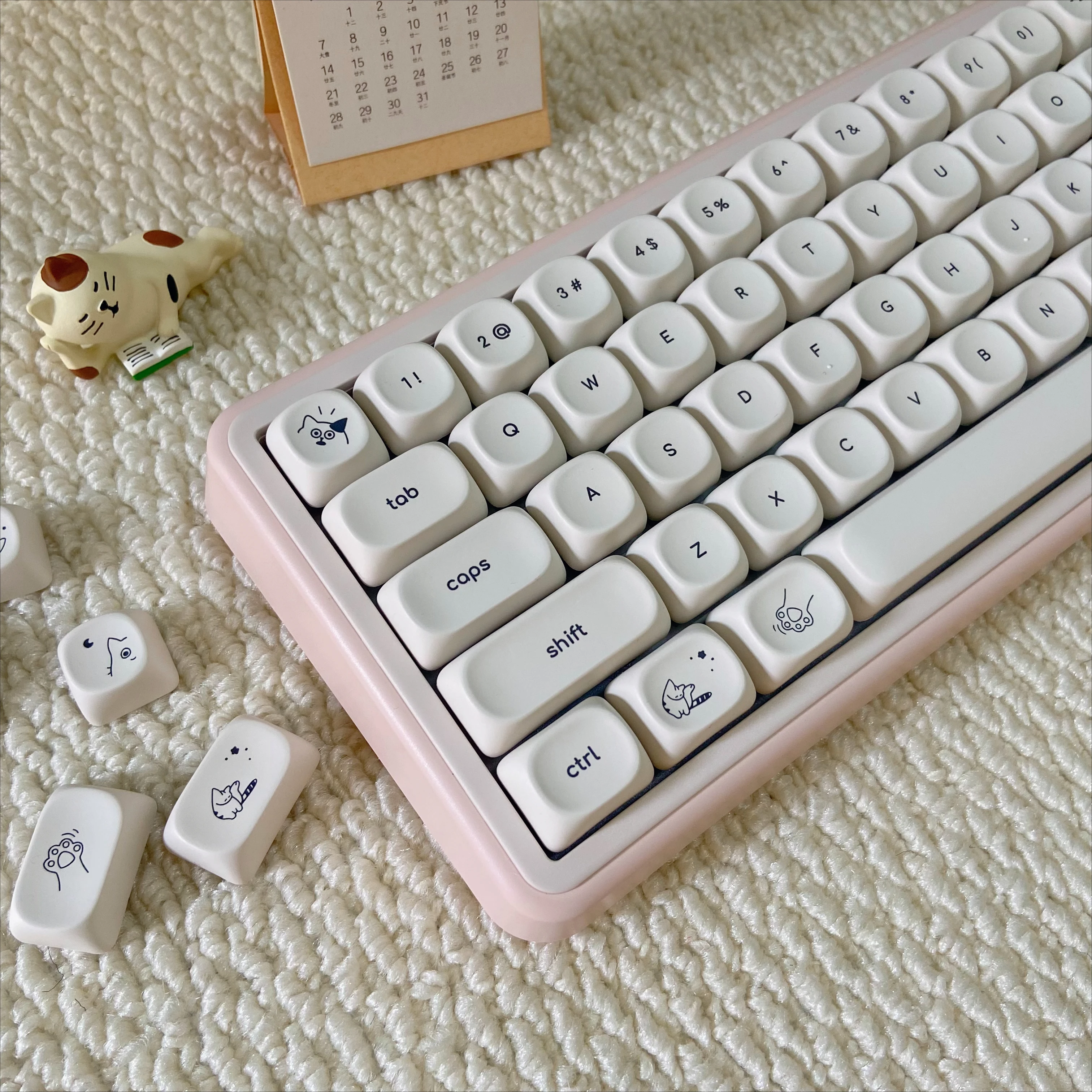 Бежевые колпачки для клавиш с черным маленьким шрифтом PBT MOA Profile Колпачки для клавиш для механической клавиатуры 60 75, 80, 100 раскладок
Бежевые колпачки для клавиш с черным маленьким шрифтом PBT MOA Profile Колпачки для клавиш для механической клавиатуры 60 75, 80, 100 раскладок