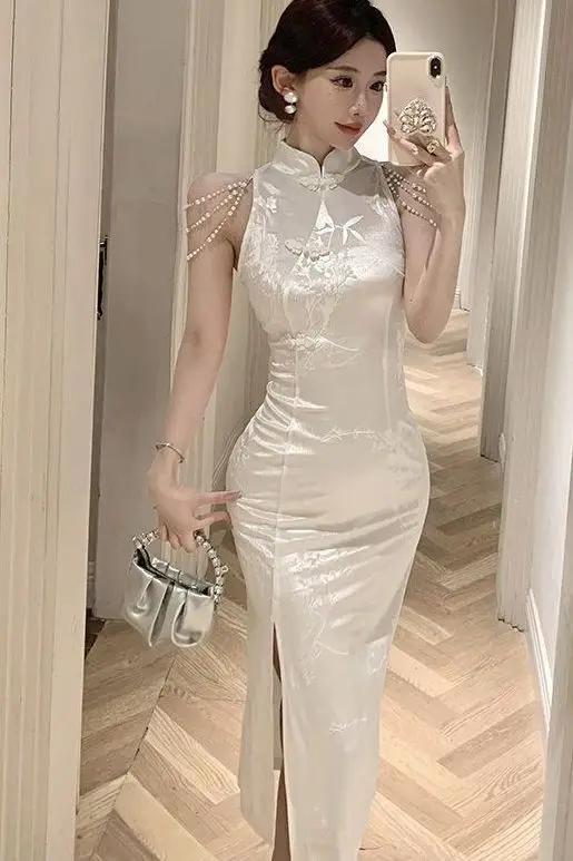 Vintage Velvet Cheongsam Dress Women 2024 Pearl Embellished Bodycon Qipao White Elegant Floral Embroidery Cocktail Party Gown
Vintage Velvet Cheongsam Dress Women 2024 Pearl Embellished Bodycon Qipao White Elegant Floral Embroidery Cocktail Party Gown