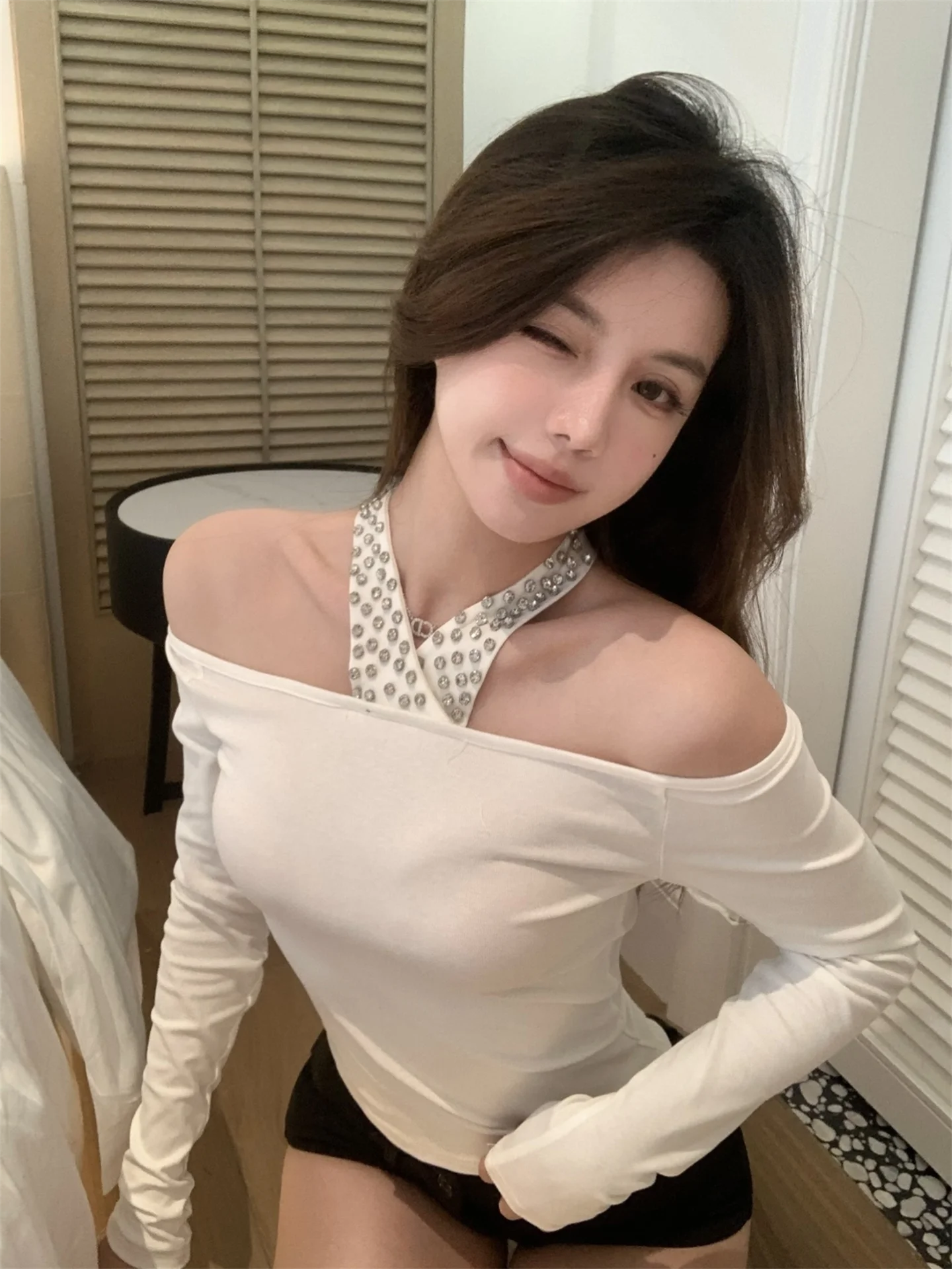 Heavy-Embroidered Shoulder Baring Long Sleeve T-Shirt Women's Slim Fit Short Style White Pure Desire Tight Body Top for Autumn
Heavy-Embroidered Shoulder Baring Long Sleeve T-Shirt Women's Slim Fit Short Style White Pure Desire Tight Body Top for Autumn