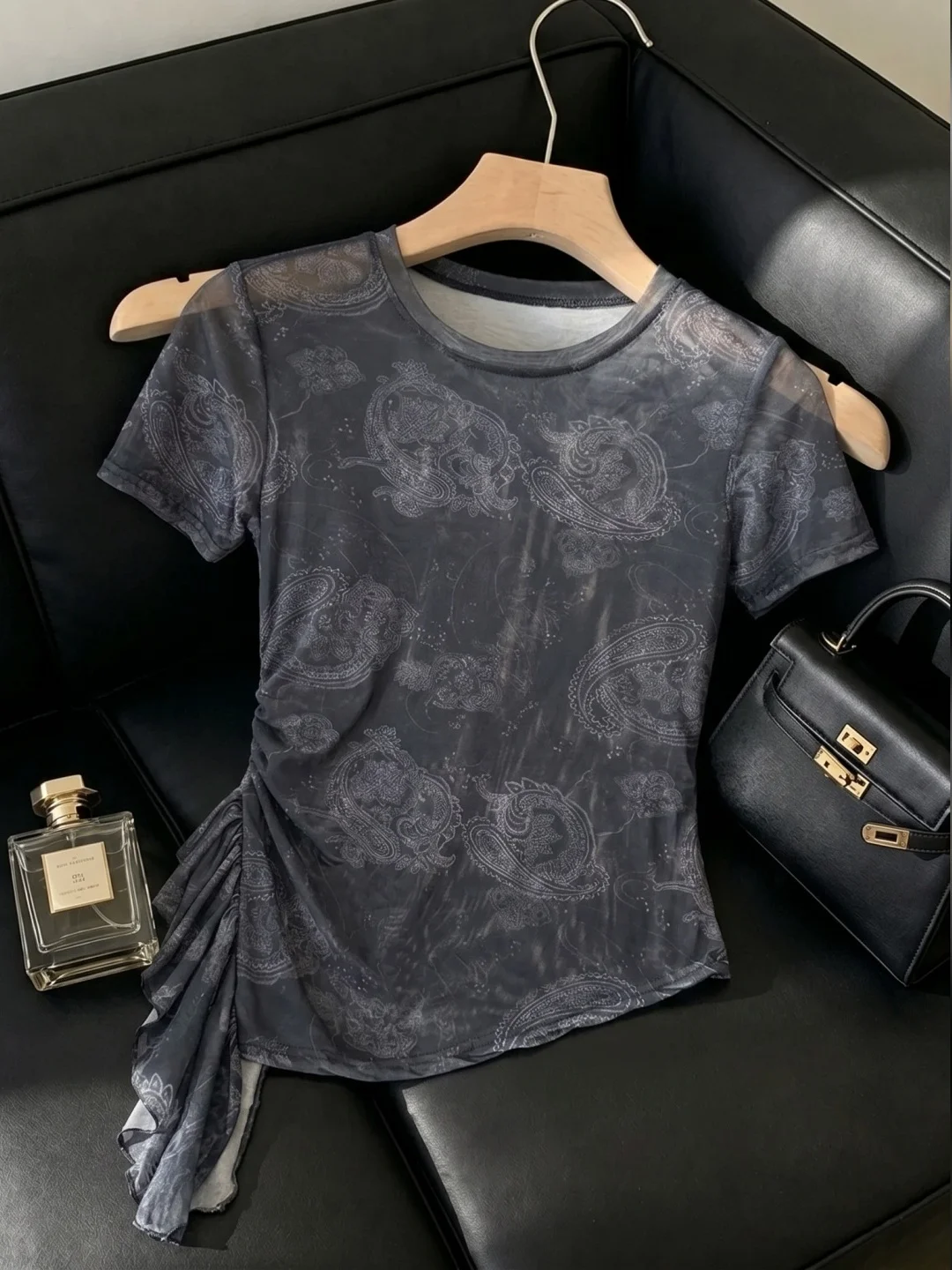 Lightweight round Neck T-Shirt Irregular Print Elegant Unique Short Sleeve Versatile Top for Summer Design Korean Style Strai...
Lightweight round Neck T-Shirt Irregular Print Elegant Unique Short Sleeve Versatile Top for Summer Design Korean Style Strai...