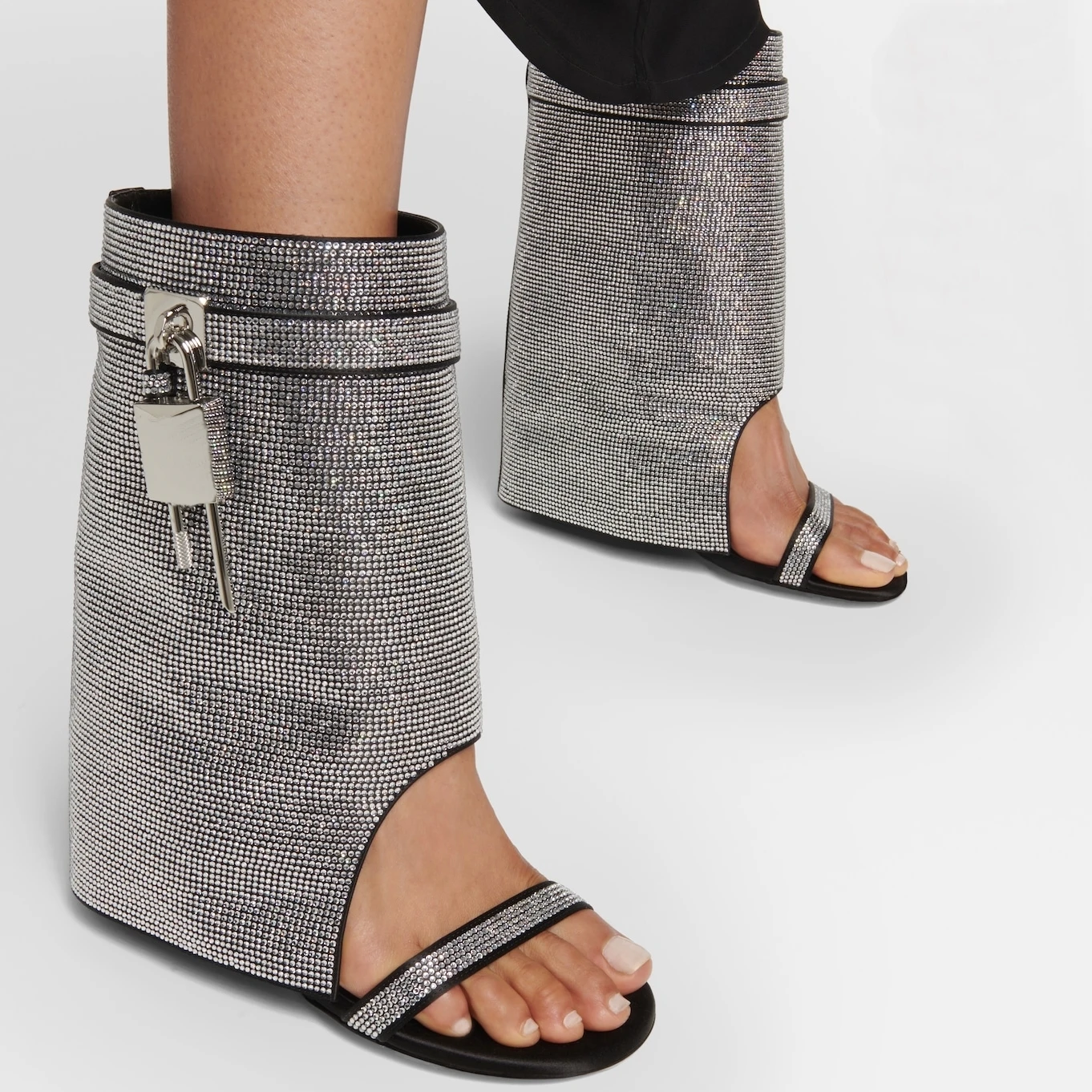 Metal Lock Sandals In Satin with Strass Open-Toe Covered Wedge Heels Hidden Zipper Rhinestone Hollow Women's Designer Footwear
Metal Lock Sandals In Satin with Strass Open-Toe Covered Wedge Heels Hidden Zipper Rhinestone Hollow Women's Designer Footwear