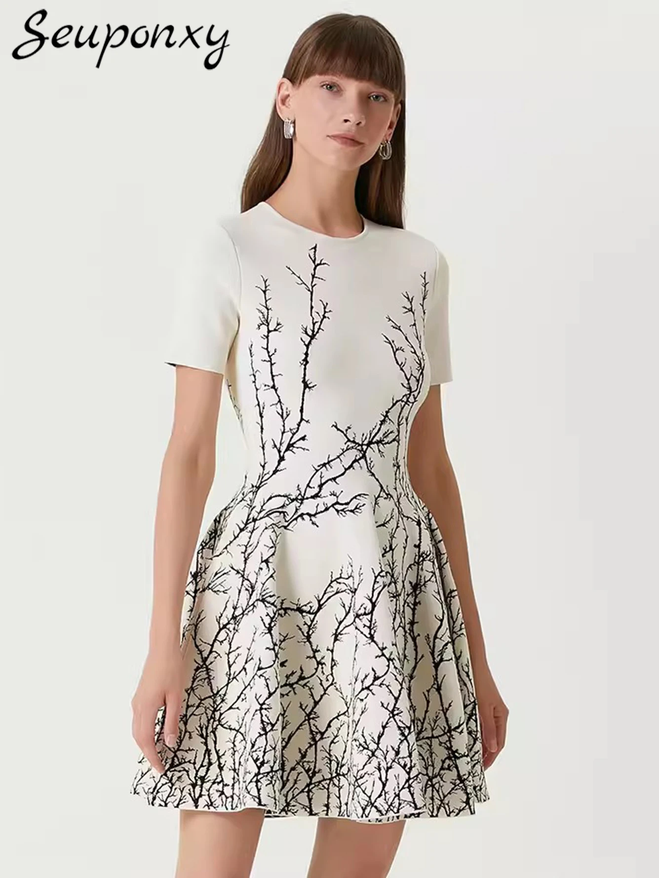 High Quality 2024 Autumn Women'S Fashion Printed Knitted Mini Dress Sexy O-Neck Short Sleeved White Elegant Party Dress Vestidos
High Quality 2024 Autumn Women'S Fashion Printed Knitted Mini Dress Sexy O-Neck Short Sleeved White Elegant Party Dress Vestidos