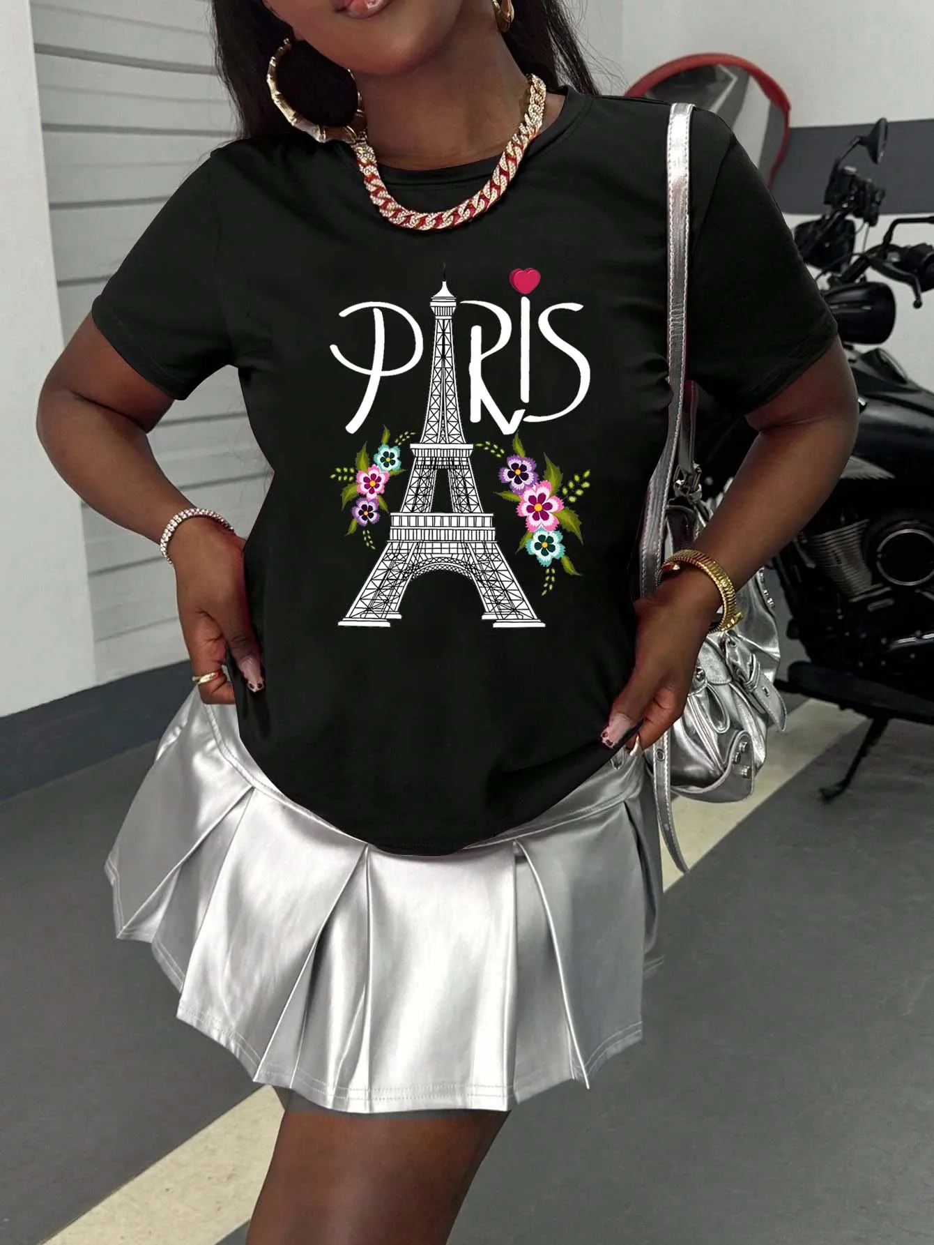 Футболка больших размеров с Эйфелевой башней и цветочным принтом, подчеркивающая романтическую модную атмосферу
Футболка больших размеров с Эйфелевой башней и цветочным принтом, подчеркивающая романтическую модную атмосферу