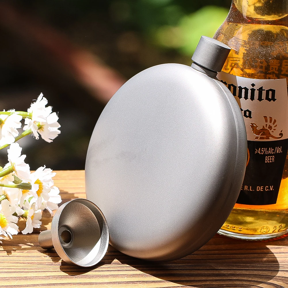 Хип-фляжка, круглая плоская легкая бутылка из чистого титана, портативный уличный дорожный чайник для виски, ликера, прочная посуда для напитков
Хип-фляжка, круглая плоская легкая бутылка из чистого титана, портативный уличный дорожный чайник для виски, ликера, прочная посуда для напитков