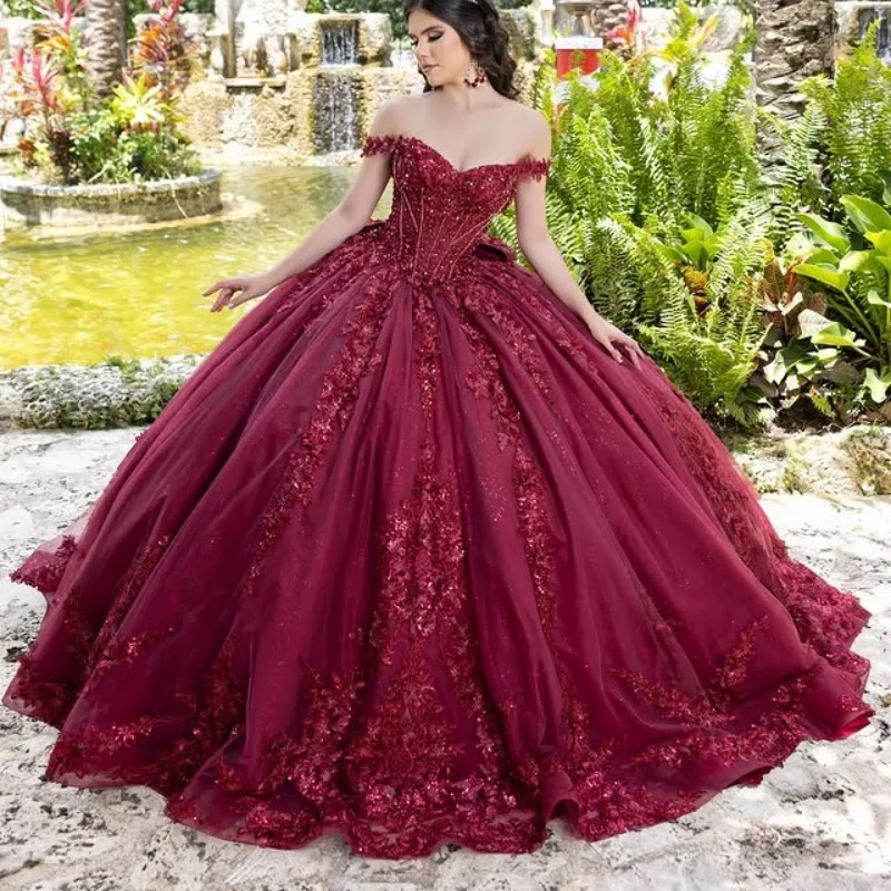 Бордовые платья Quinceanera с открытыми плечами и блестками, наклейка, 3D цветок, длинный хвост, бант, Vestido De 15, Quinceanera, на заказ
Бордовые платья Quinceanera с открытыми плечами и блестками, наклейка, 3D цветок, длинный хвост, бант, Vestido De 15, Quinceanera, на заказ