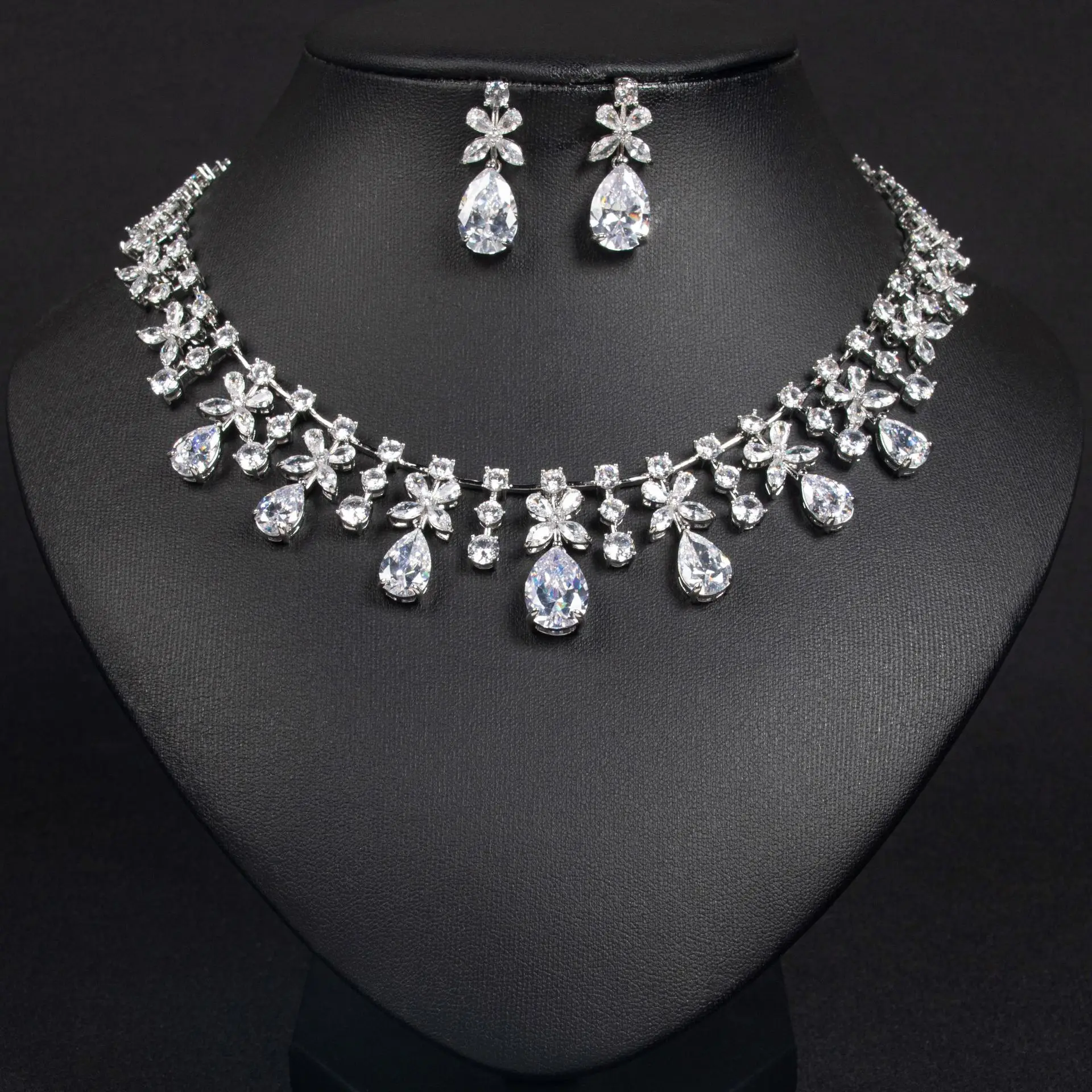 Роскошный комплект свадебных украшений для женщин, кубический цирконий, индийский Дубай, Нигерия, свадебное ожерелье, серьги, наборы для невесты, подарок подруге
Роскошный комплект свадебных украшений для женщин, кубический цирконий, индийский Дубай, Нигерия, свадебное ожерелье, серьги, наборы для невесты, подарок подруге