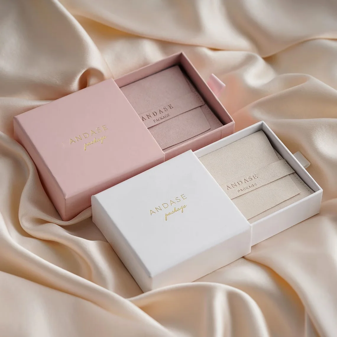 50pcs 9*9*3.5cm Paper box custom jewelry box with bag pouch personalized logo chic small jewelry packaging box bulk drawer cardb
50pcs 9*9*3.5cm Paper box custom jewelry box with bag pouch personalized logo chic small jewelry packaging box bulk drawer cardb