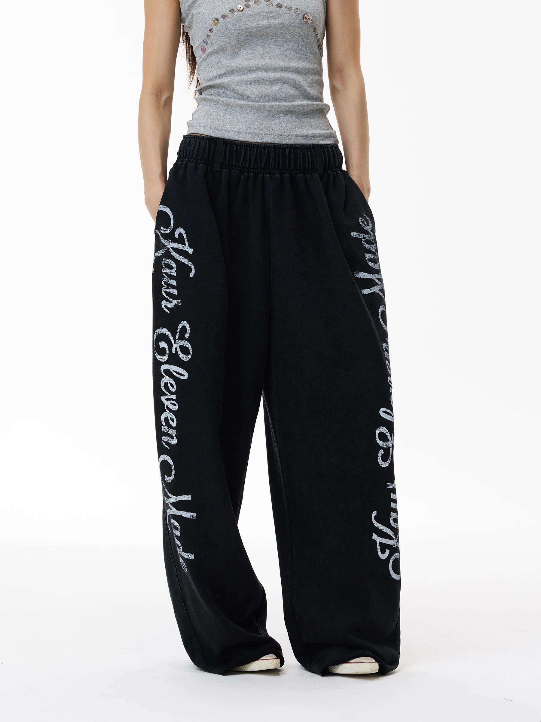 Loose Street Style Sweatpants Unisex High-End Feeling Letter Print Couples Trendy Pants Comfortable Polyester Cotton Blend
Loose Street Style Sweatpants Unisex High-End Feeling Letter Print Couples Trendy Pants Comfortable Polyester Cotton Blend