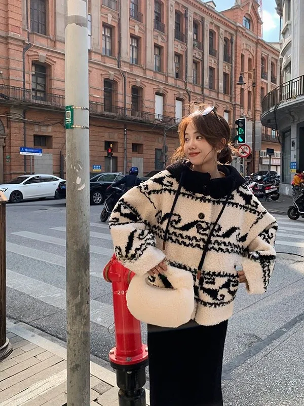 Женская утепленная куртка-жилет MUKOK с капюшоном из овечьего меха, теплая, для повседневной носки, из полиэфирного волокна, зимняя верхняя одежда
Женская утепленная куртка-жилет MUKOK с капюшоном из овечьего меха, теплая, для повседневной носки, из полиэфирного волокна, зимняя верхняя одежда