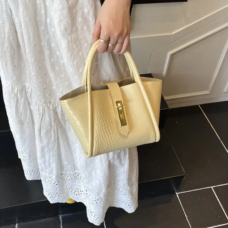 Niche Simple Portable Vegetable Basket Handbag Bag Women's Premium Versatile Shoulder Bucket High Quality High Appearance Level
Niche Simple Portable Vegetable Basket Handbag Bag Women's Premium Versatile Shoulder Bucket High Quality High Appearance Level