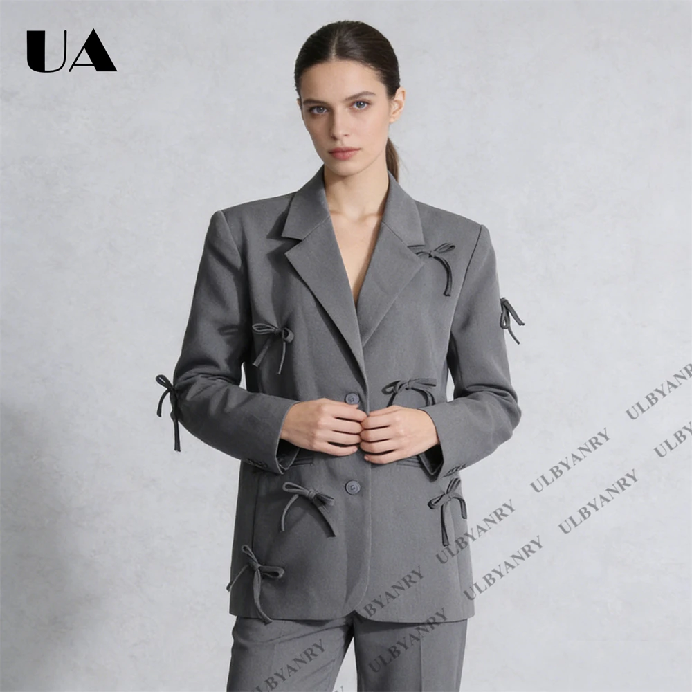 Дизайнерский женский блейзер ULBYANRY с аппликацией в виде банта, офисный повседневный пиджак, двубортный пиджак для женщин, реальное фото
Дизайнерский женский блейзер ULBYANRY с аппликацией в виде банта, офисный повседневный пиджак, двубортный пиджак для женщин, реальное фото