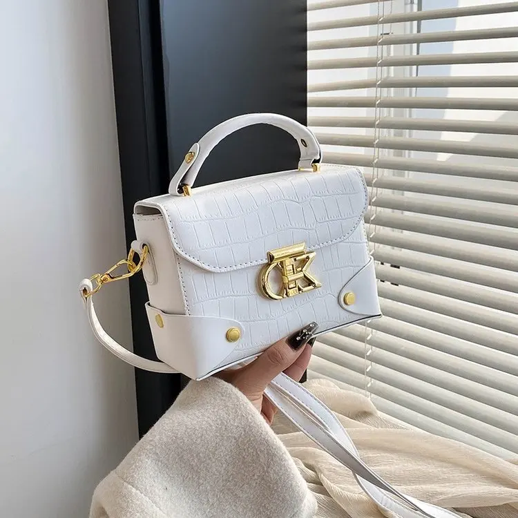 Женская нишевая пригородная сумка в стиле ретро — универсальная сумка через плечо и через плечо, шикарная сумка с верхней ручкой для повседневной одежды
Женская нишевая пригородная сумка в стиле ретро — универсальная сумка через плечо и через плечо, шикарная сумка с верхней ручкой для повседневной одежды