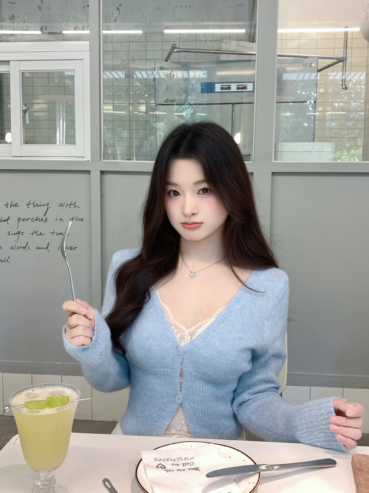 Синий вязаный кардиган с V-образным вырезом для женщин, осенне-зимний, приталенный, универсальный, однотонный, с длинными рукавами
Синий вязаный кардиган с V-образным вырезом для женщин, осенне-зимний, приталенный, универсальный, однотонный, с длинными рукавами