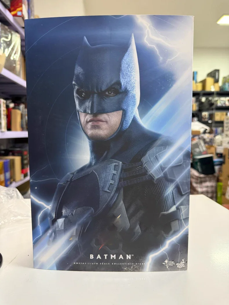 Коллекционная фигурка HotToys HT MMS703 1/6: Бэтмен в современном костюме, 12-дюймовая модель, подарок
Коллекционная фигурка HotToys HT MMS703 1/6: Бэтмен в современном костюме, 12-дюймовая модель, подарок