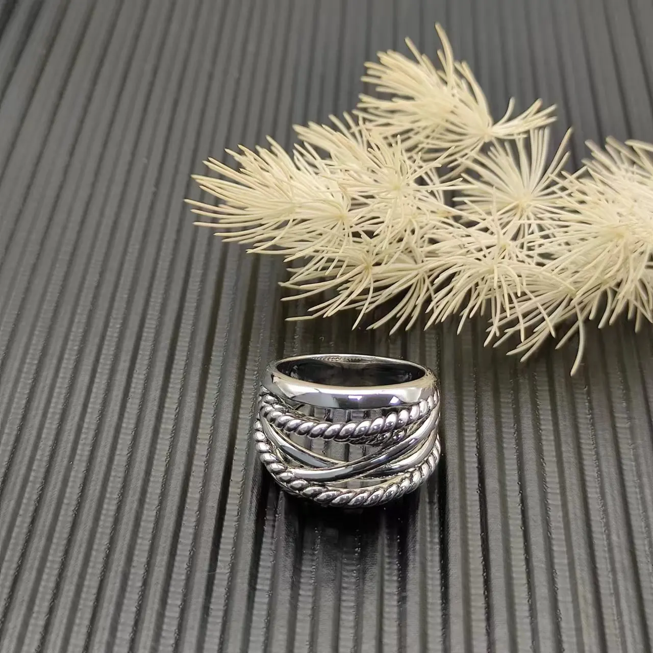 S925 Sterling Silver New Cylindrical Color Separation Cross Ring Personality Temperament Fashion Trend Retro Luxury Jewelry Gift
S925 Sterling Silver New Cylindrical Color Separation Cross Ring Personality Temperament Fashion Trend Retro Luxury Jewelry Gift