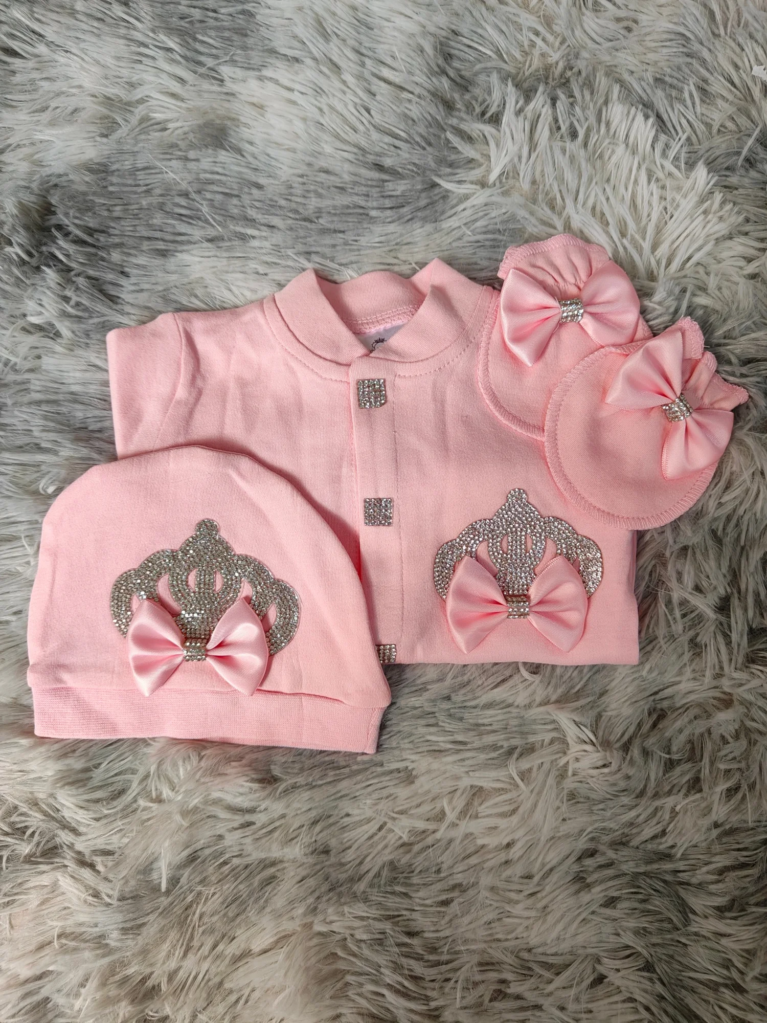 3PCS Newborn Girl Pink Footed Romper with Crown Bow Knit Hat and Booties Baby Shower Gift Set Princess Style
3PCS Newborn Girl Pink Footed Romper with Crown Bow Knit Hat and Booties Baby Shower Gift Set Princess Style