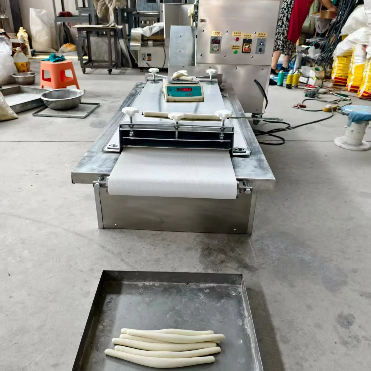 1- 1000g Breadstick Loft Making Machine / Dough Rounder And Mold To A Stick For Loft Of Bread Hj-ctj300
1- 1000g Breadstick Loft Making Machine / Dough Rounder And Mold To A Stick For Loft Of Bread Hj-ctj300