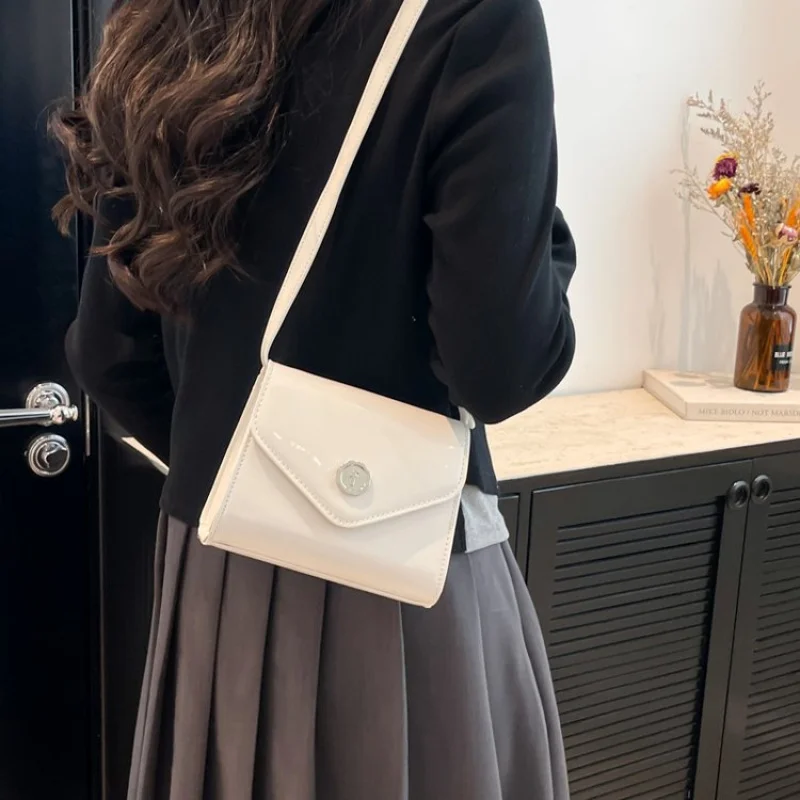 Stylish Leather Messenger Bag For Women - Classic Elegant Handbag With Luxury Brand Designer Touch
Stylish Leather Messenger Bag For Women - Classic Elegant Handbag With Luxury Brand Designer Touch
