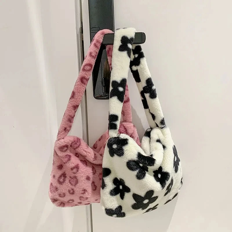 Autumn Winter New Ladies Designer Underarm Bags Shoulder Bags Female Soft Plush Handbag Large Capacity Travel Fluffy Tote Bags
Autumn Winter New Ladies Designer Underarm Bags Shoulder Bags Female Soft Plush Handbag Large Capacity Travel Fluffy Tote Bags