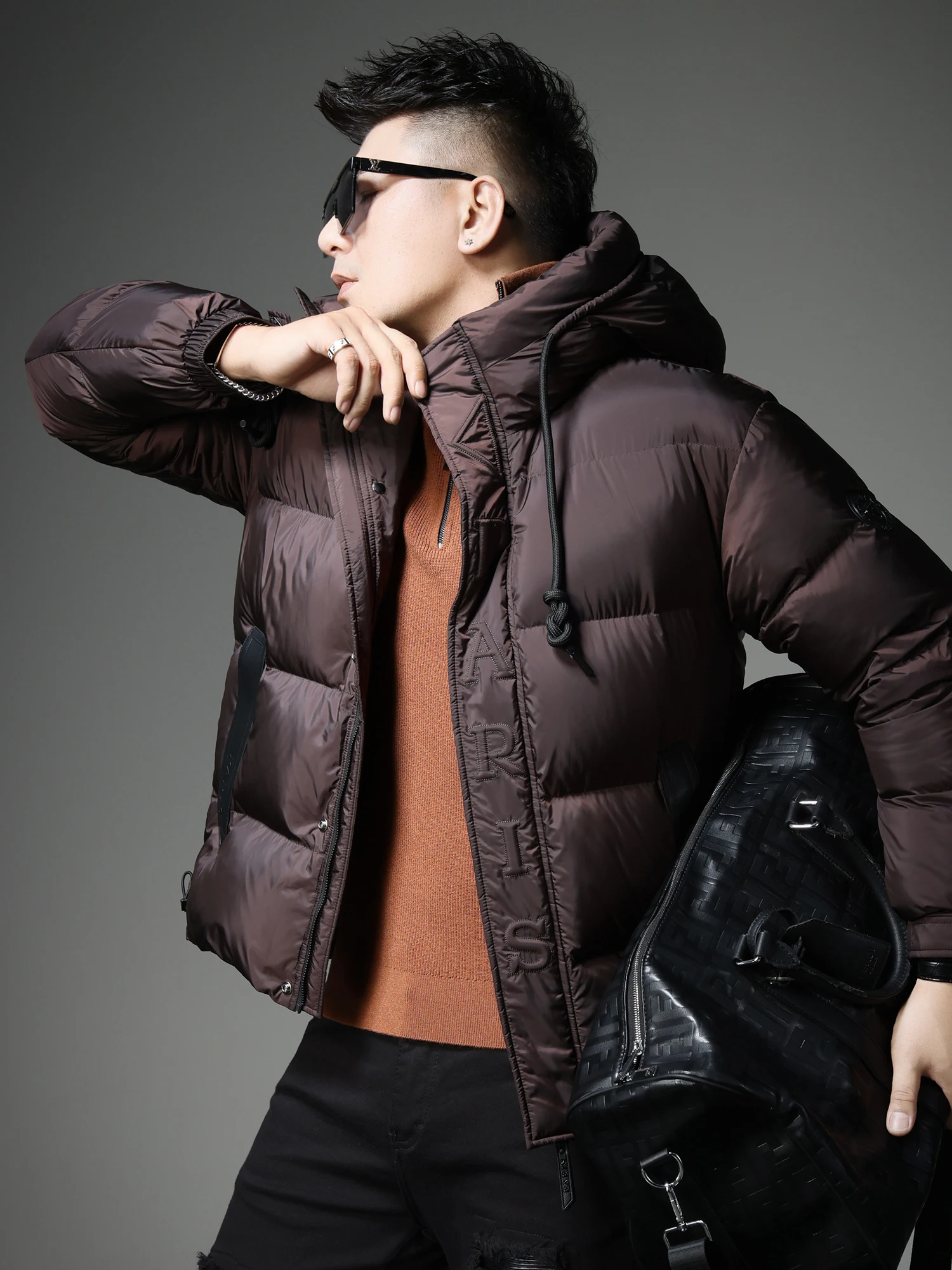 Мужская утепленная зимняя пуховая куртка с капюшоном, повседневная верхняя одежда, очень теплая, на флисовой подкладке, на молнии, с длинными рукавами
Мужская утепленная зимняя пуховая куртка с капюшоном, повседневная верхняя одежда, очень теплая, на флисовой подкладке, на молнии, с длинными рукавами