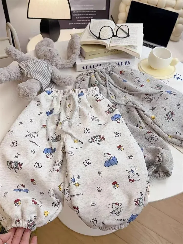 Весенние модные спортивные брюки с мультяшным принтом для девочек, повседневные спортивные штаны для детей, трендовая весенняя коллекция для девочек
Весенние модные спортивные брюки с мультяшным принтом для девочек, повседневные спортивные штаны для детей, трендовая весенняя коллекция для девочек