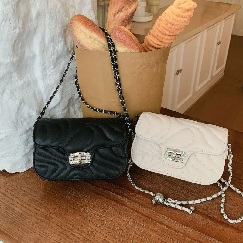 Xiaoxiangfeng diamond-encrusted lock small square bag chain bag 2026 summer new fashionable versatile shoulder messenger bag
Xiaoxiangfeng diamond-encrusted lock small square bag chain bag 2026 summer new fashionable versatile shoulder messenger bag