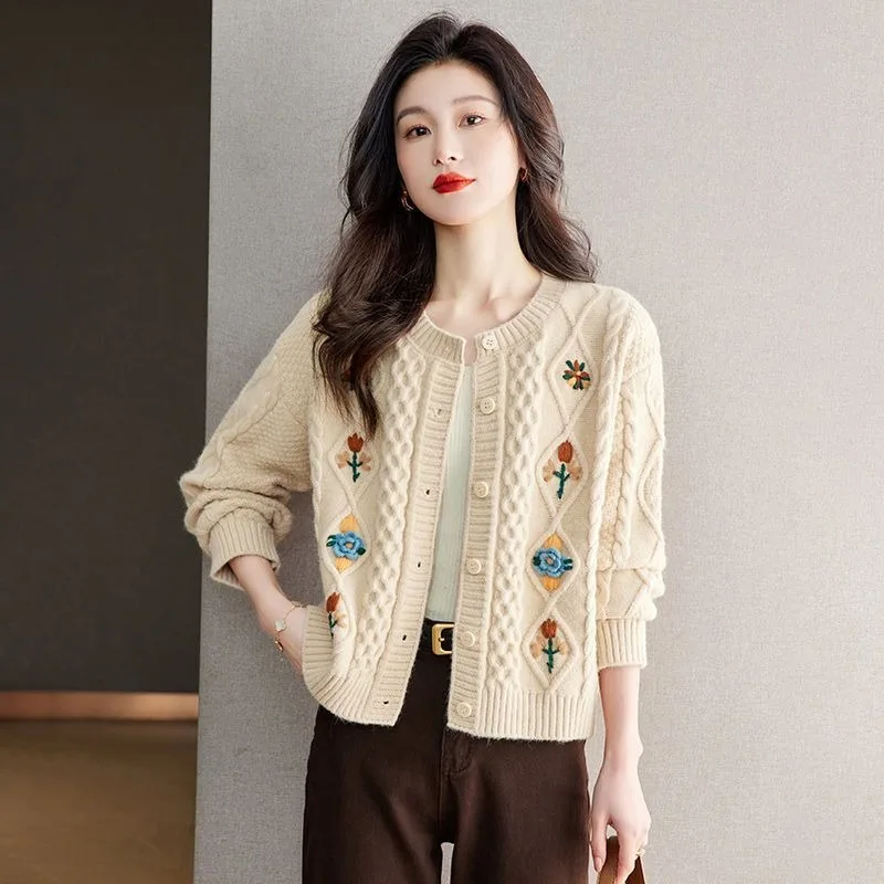 Women's Autumn Winter Tops Jacket Sweater Cardigan Embroidery Round Collar Short Knit Vintage Loose Casual Soft Niche Versatile
Women's Autumn Winter Tops Jacket Sweater Cardigan Embroidery Round Collar Short Knit Vintage Loose Casual Soft Niche Versatile