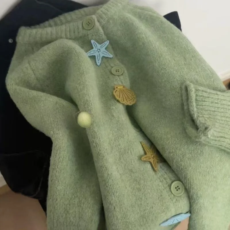 Женский вязаный кардиган свободного кроя: мягкий, универсальный, осенне-зимний, модный, комфортный, омолаживающий, подходит для маленьких размеров
Женский вязаный кардиган свободного кроя: мягкий, универсальный, осенне-зимний, модный, комфортный, омолаживающий, подходит для маленьких размеров