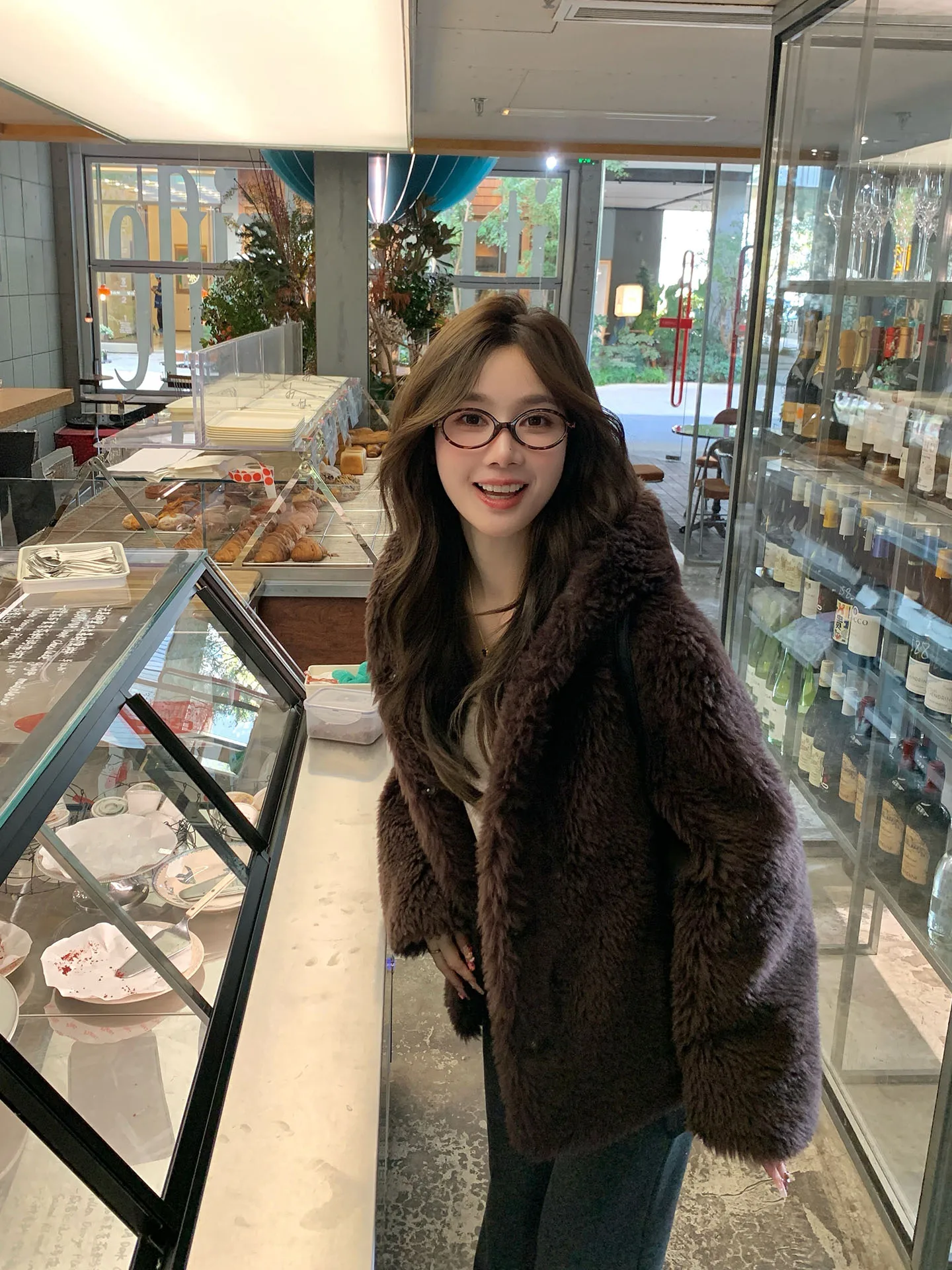 Корейская теплая женская зимняя куртка из овечьей шерсти с капюшоном, комбинированная из кожи и меха, с длинными рукавами, повседневная верхняя одежда
Корейская теплая женская зимняя куртка из овечьей шерсти с капюшоном, комбинированная из кожи и меха, с длинными рукавами, повседневная верхняя одежда