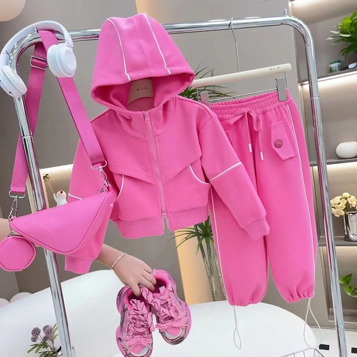 Girls' set Spring and Autumn new style children's hooded sweatshirt jacket pants set casual sports two-piece set
Girls' set Spring and Autumn new style children's hooded sweatshirt jacket pants set casual sports two-piece set