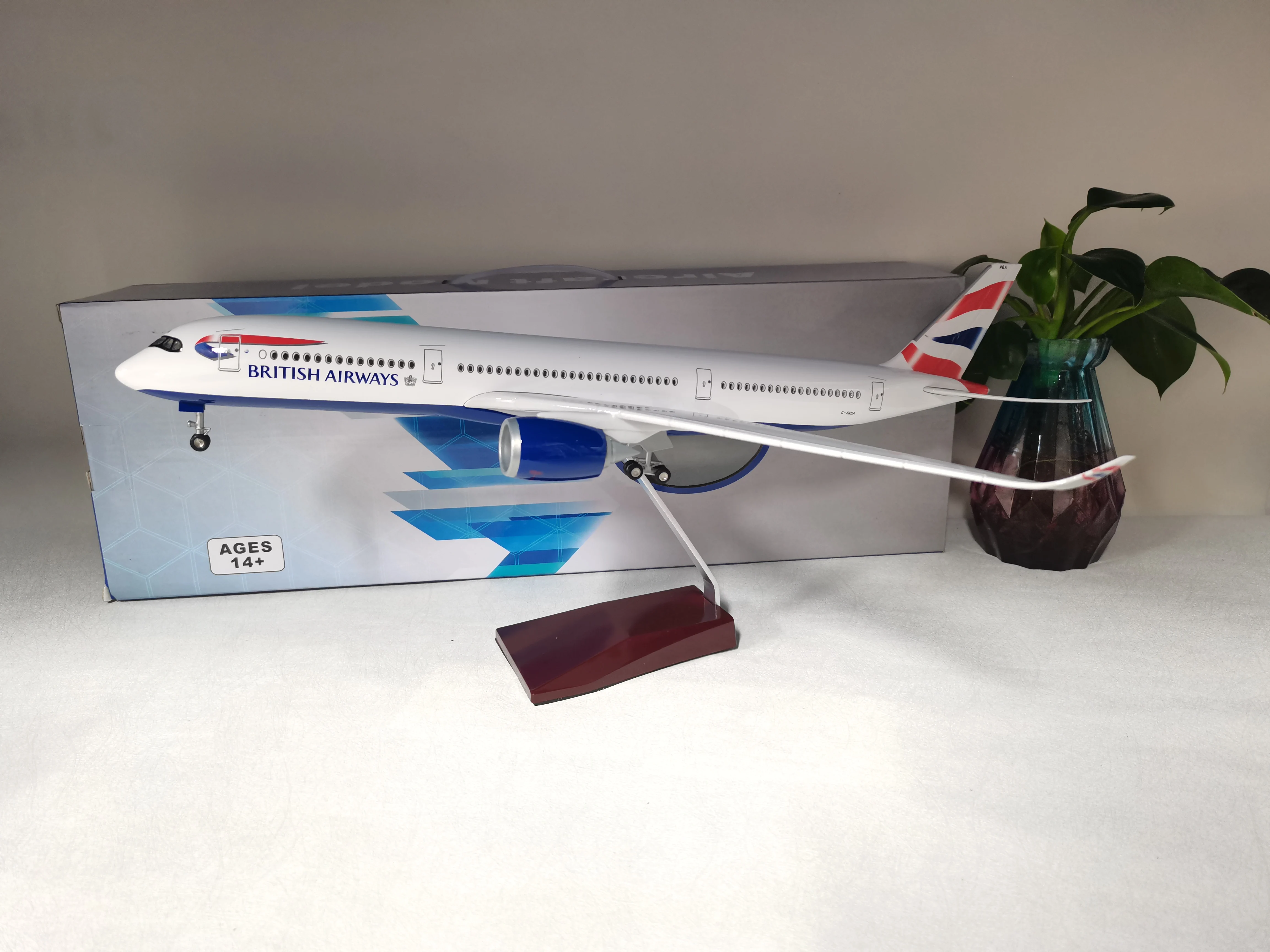 Новый A350 British Airline Airways 350 масштаб 1/142 47 см модель самолета с подсветкой и колесами базовые аксессуары настольный дисплей
Новый A350 British Airline Airways 350 масштаб 1/142 47 см модель самолета с подсветкой и колесами базовые аксессуары настольный дисплей
