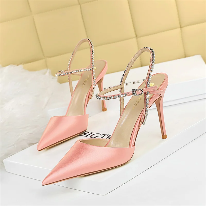 2024 Summer Women Glitter Crystal Blue High Heels Sandals Rhinestone Closed Toe Hollow Silk Wedding Party Single Shoes
2024 Summer Women Glitter Crystal Blue High Heels Sandals Rhinestone Closed Toe Hollow Silk Wedding Party Single Shoes