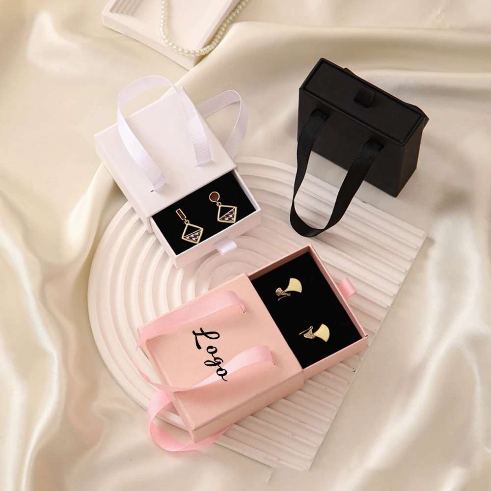 Темно-зеленый роскошный ящик с логотипом, раздвижные коробки, бумажный картон, ожерелье, браслет, подарочная коробка для ювелирных изделий, упаковка с ручкой, оптом
Темно-зеленый роскошный ящик с логотипом, раздвижные коробки, бумажный картон, ожерелье, браслет, подарочная коробка для ювелирных изделий, упаковка с ручкой, оптом