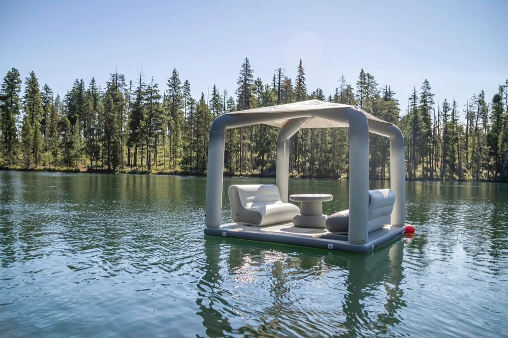 Индивидуальная надувная плавающая барная водная платформа с навесом и шезлонгом
Индивидуальная надувная плавающая барная водная платформа с навесом и шезлонгом