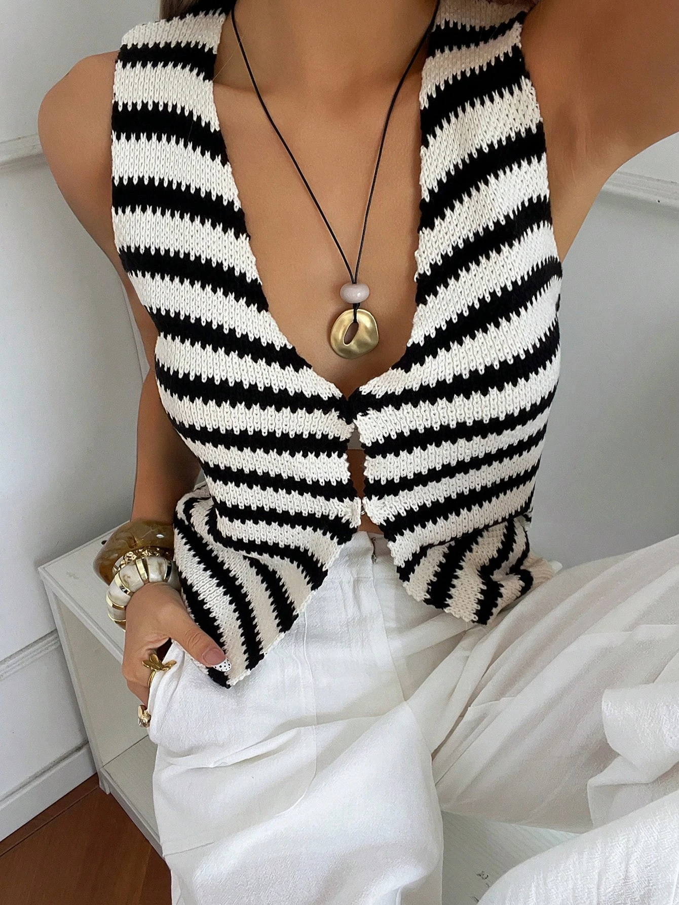 Women's V-neck striped cardigan and woolen vest, fashionable, versatile and casual, suitable for daily travel, commuting
Women's V-neck striped cardigan and woolen vest, fashionable, versatile and casual, suitable for daily travel, commuting