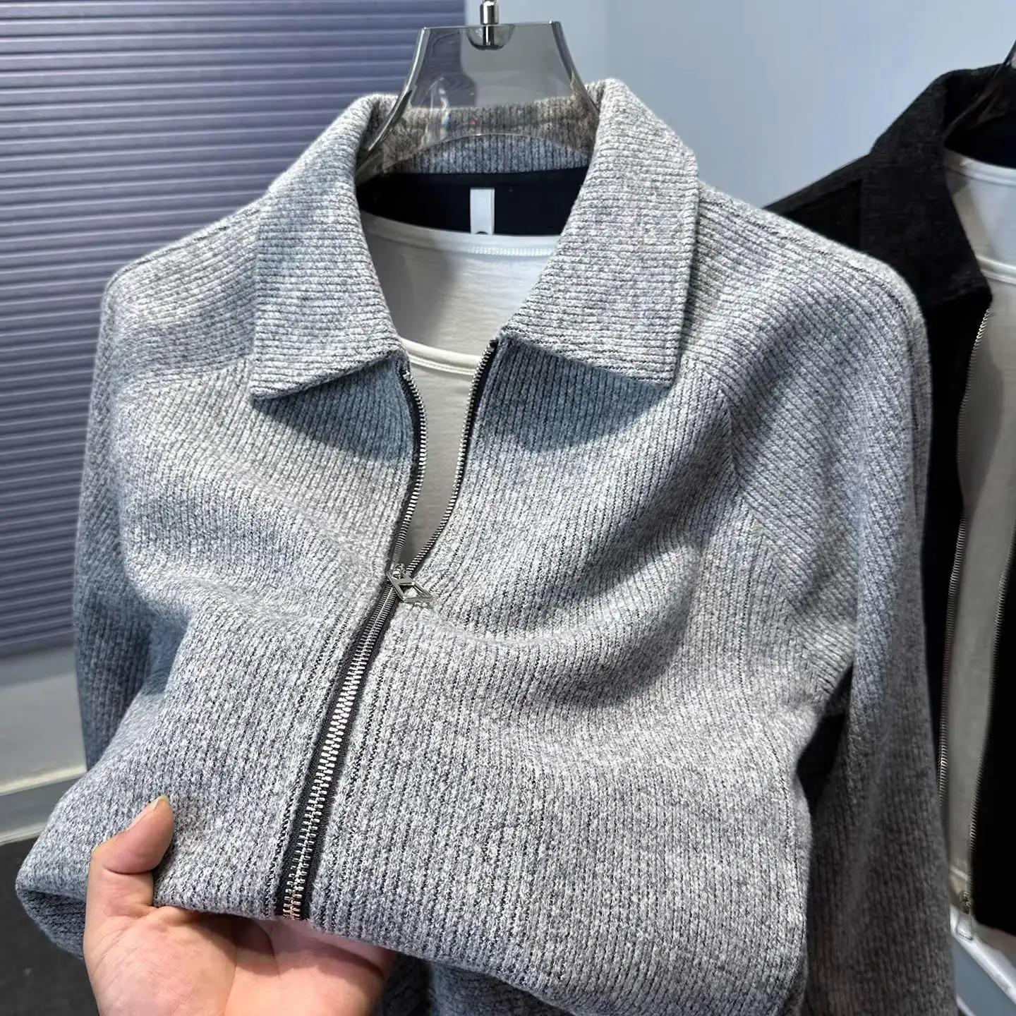 Высококачественный мужской открытый кардиган, трикотаж, повседневная модная верхняя одежда, джет, модная осенне-зимняя одежда, свободная посадка, теплая, удобная
Высококачественный мужской открытый кардиган, трикотаж, повседневная модная верхняя одежда, джет, модная осенне-зимняя одежда, свободная посадка, теплая, удобная