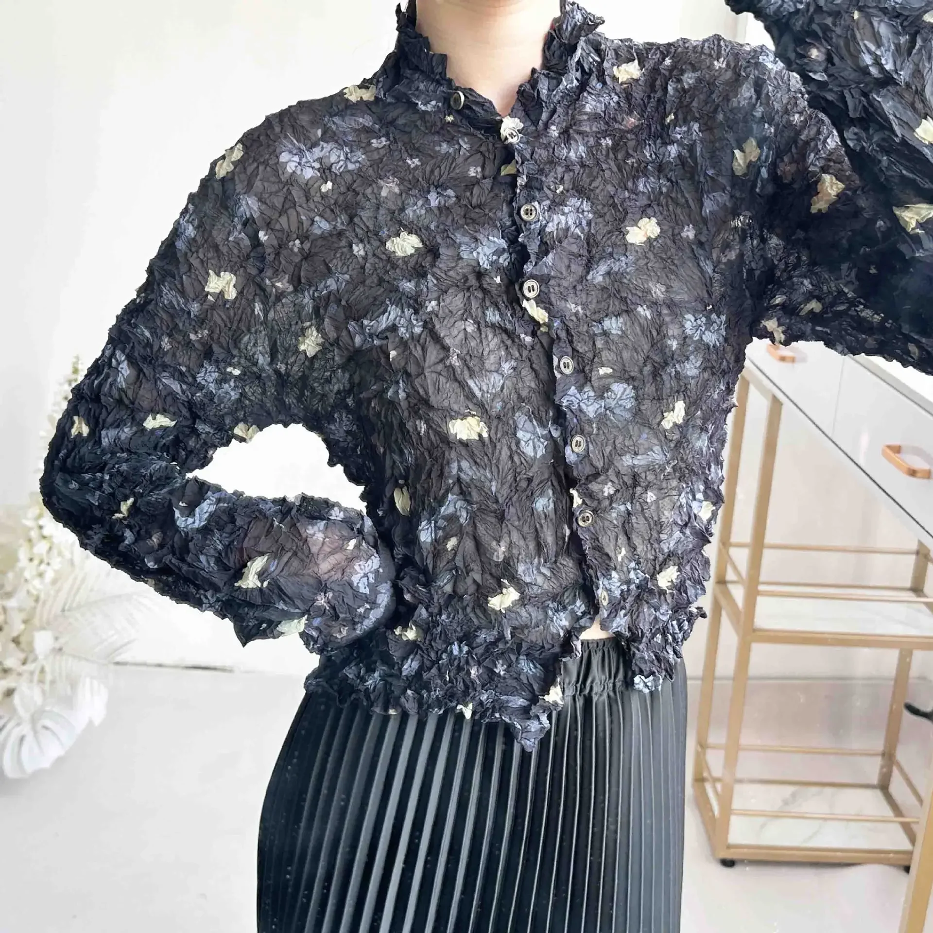 Miyake Pleated Retro Printed Women Jacket 2025 Summer New Long Sleeve Single Breasted Loose Large Size Stretch Female Tops
Miyake Pleated Retro Printed Women Jacket 2025 Summer New Long Sleeve Single Breasted Loose Large Size Stretch Female Tops