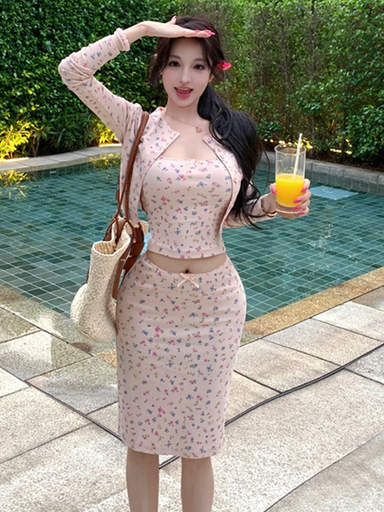 Retro Sexy Floral Sweet Single Button Long Sleeve Open Cardigan Top Halter Vest Wrap around Short Skirt Set Women's Fashion
Retro Sexy Floral Sweet Single Button Long Sleeve Open Cardigan Top Halter Vest Wrap around Short Skirt Set Women's Fashion