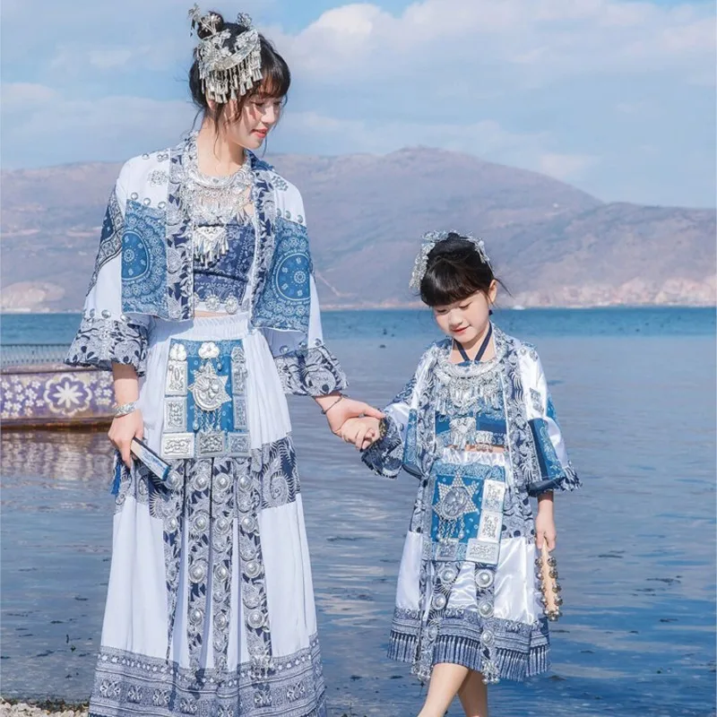 Ethnic costume women's set with batik style performance photography and photo shoots are new
Ethnic costume women's set with batik style performance photography and photo shoots are new