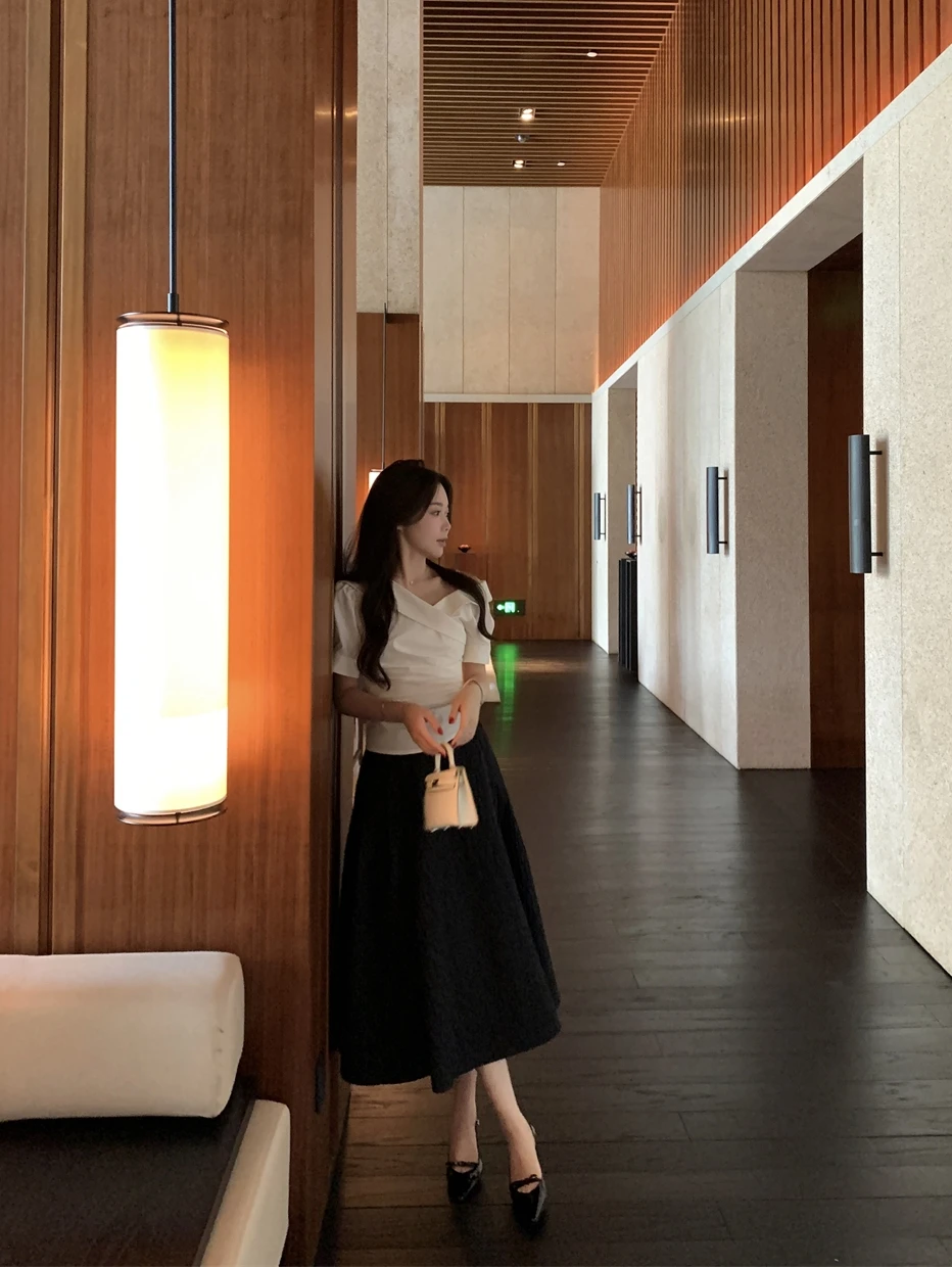 Белый топ с открытыми плечами и черная винтажная юбка в стиле ретро от Boomlimit Ele Fene Ensemble для лета 2024 года
Белый топ с открытыми плечами и черная винтажная юбка в стиле ретро от Boomlimit Ele Fene Ensemble для лета 2024 года