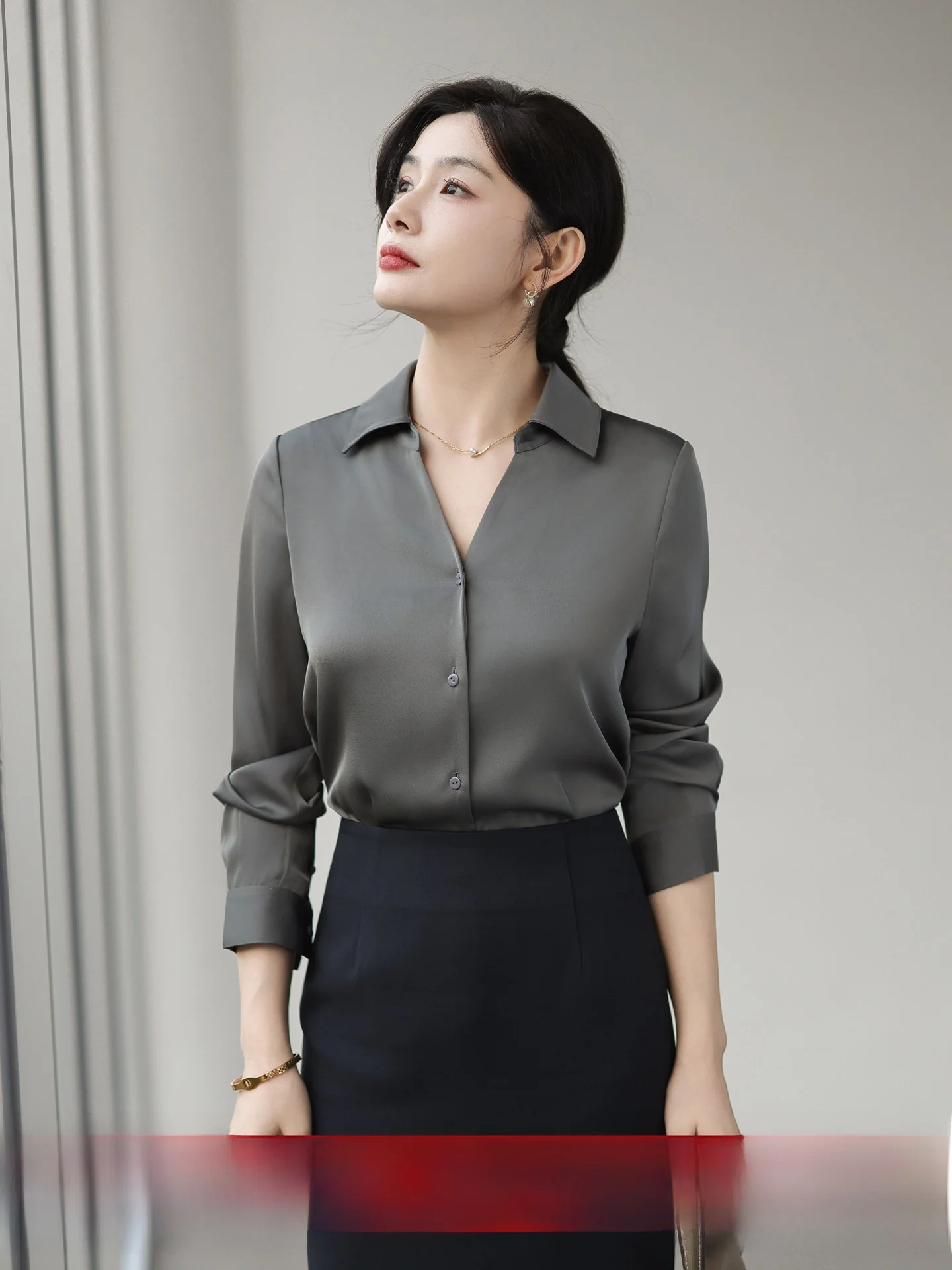 Elegant Grey Silk Satin V-Neck Long Sleeve Shirt for Women Office Workwear Professional OL Fashion Spring Season Business Shirt
Elegant Grey Silk Satin V-Neck Long Sleeve Shirt for Women Office Workwear Professional OL Fashion Spring Season Business Shirt