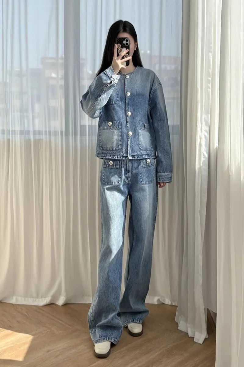 Blue vintage round-neck washed distressed denim jacket + straight loose wide-leg trousers + shorts
Blue vintage round-neck washed distressed denim jacket + straight loose wide-leg trousers + shorts