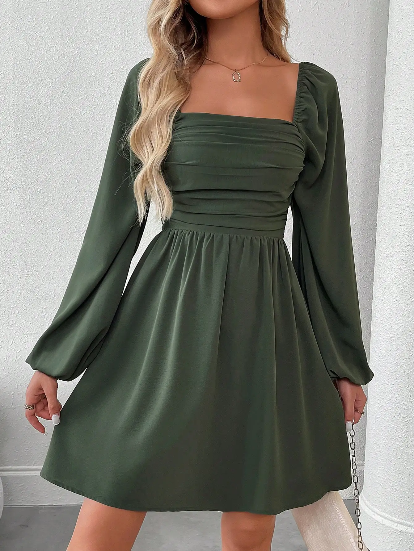 Оливково-зеленое мини-платье с квадратным вырезом, рукавами-фонариками и плиссировкой
Оливково-зеленое мини-платье с квадратным вырезом, рукавами-фонариками и плиссировкой