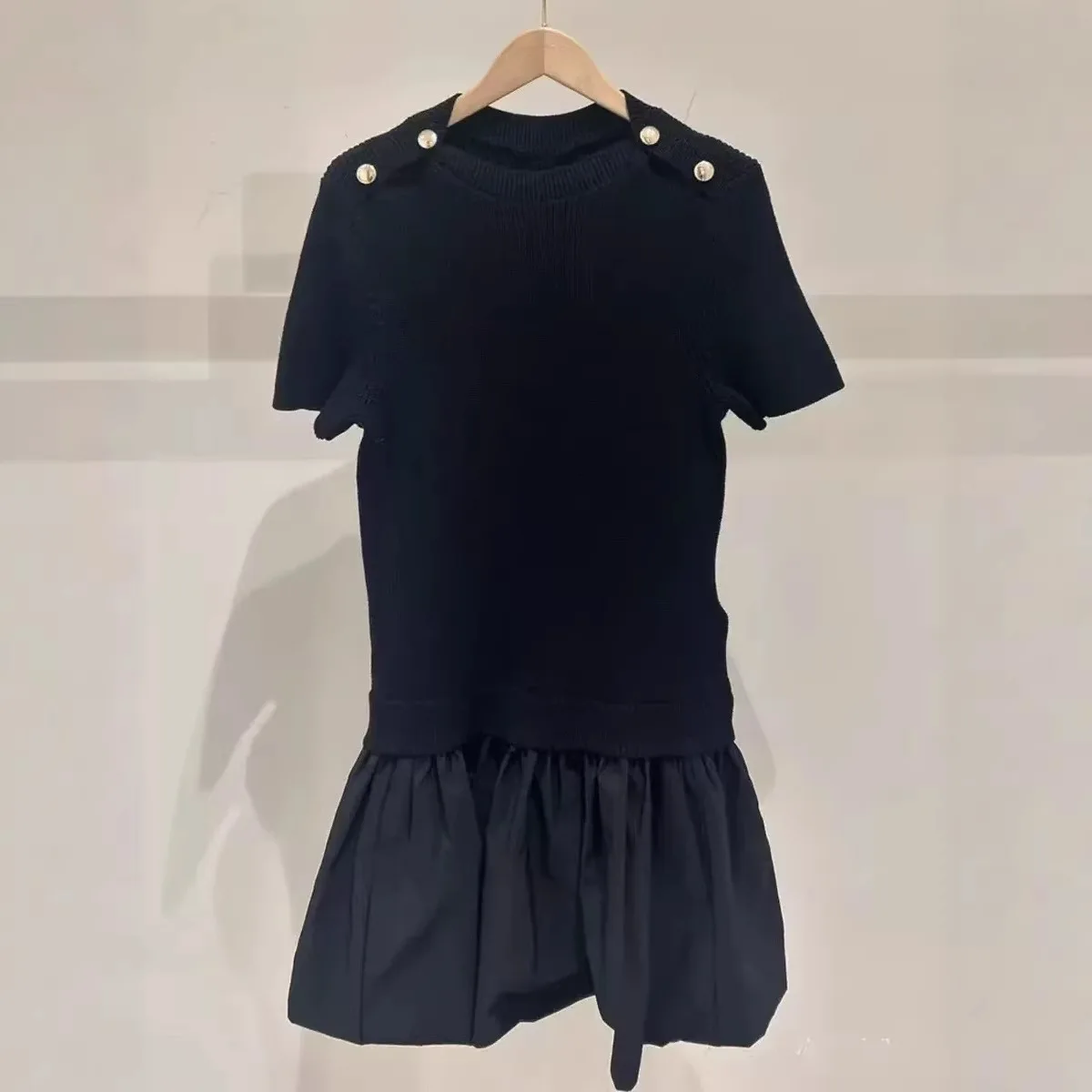 【Gift Free】2026 Early Spring French Elegant Crew Neck Button Short Sleeve Faux Two Piece Puff Skirt Little Black Dress
【Gift Free】2026 Early Spring French Elegant Crew Neck Button Short Sleeve Faux Two Piece Puff Skirt Little Black Dress