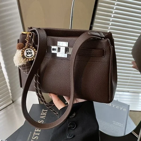 New 2025 Women's Small Bag with Design Sense. Fashion Forward, Simple Elegant. High End Texture, Versatile Retro Messenger Style
New 2025 Women's Small Bag with Design Sense. Fashion Forward, Simple Elegant. High End Texture, Versatile Retro Messenger Style