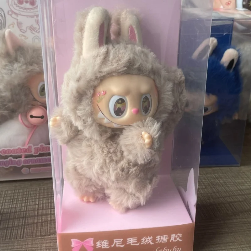 Monster Labubu слепая коробка серии Винни креативная сменная кукла фигурка кулон модель реплика настольные украшения игрушка для подарка на день рождения
Monster Labubu слепая коробка серии Винни креативная сменная кукла фигурка кулон модель реплика настольные украшения игрушка для подарка на день рождения