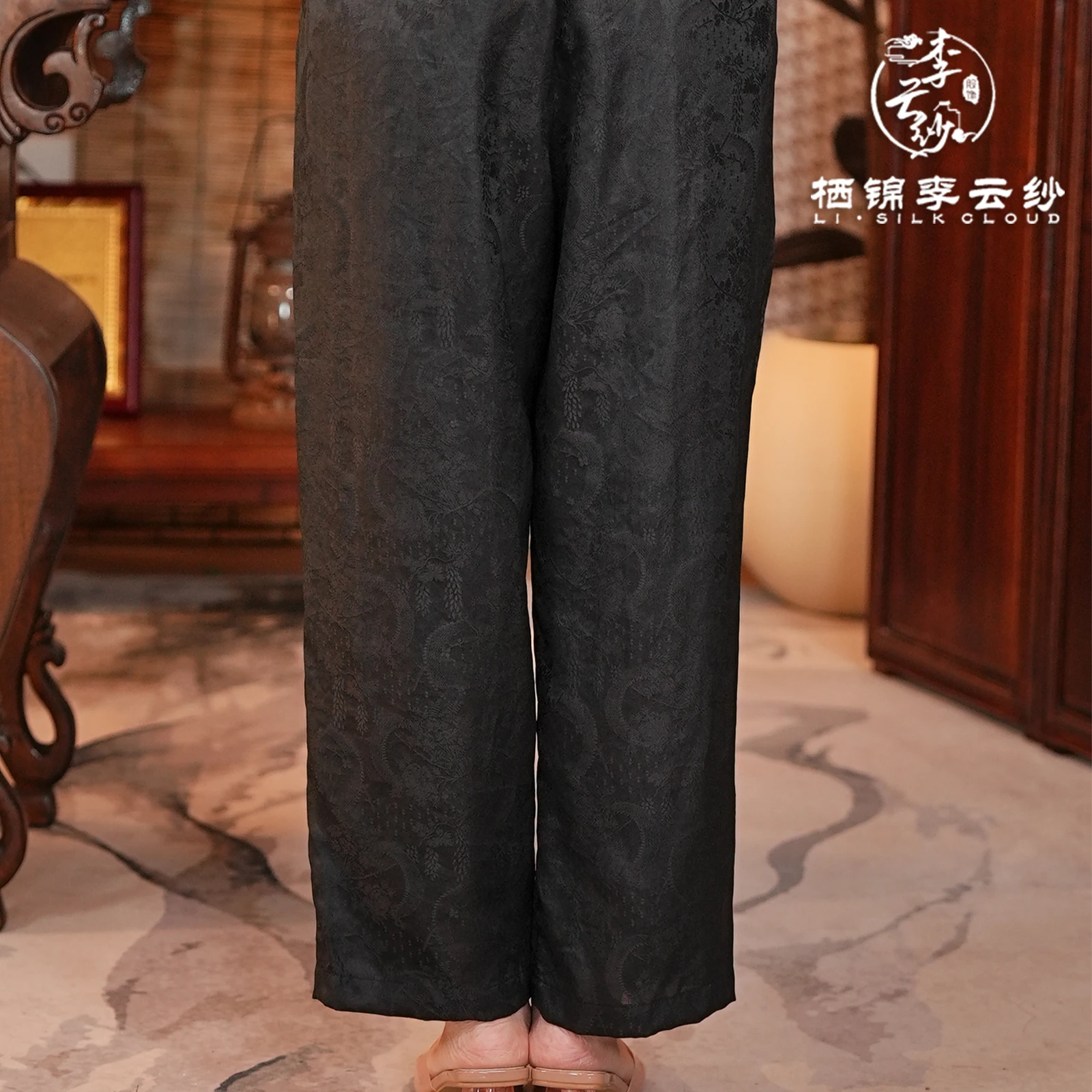 LI SILK CLOUD xiangyunsha Pants - Silk Fabric, Lustrous Texture, Skin-Friendly & Glossy Guangdong Black Pearl Guangdong Gauze
LI SILK CLOUD xiangyunsha Pants - Silk Fabric, Lustrous Texture, Skin-Friendly & Glossy Guangdong Black Pearl Guangdong Gauze