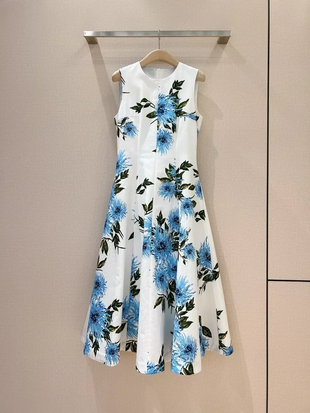 2024 New Collection High Quality Cotton White Blue Floral Position Print Sleeveless O-Neck Women Vintage Midi Dress
2024 New Collection High Quality Cotton White Blue Floral Position Print Sleeveless O-Neck Women Vintage Midi Dress